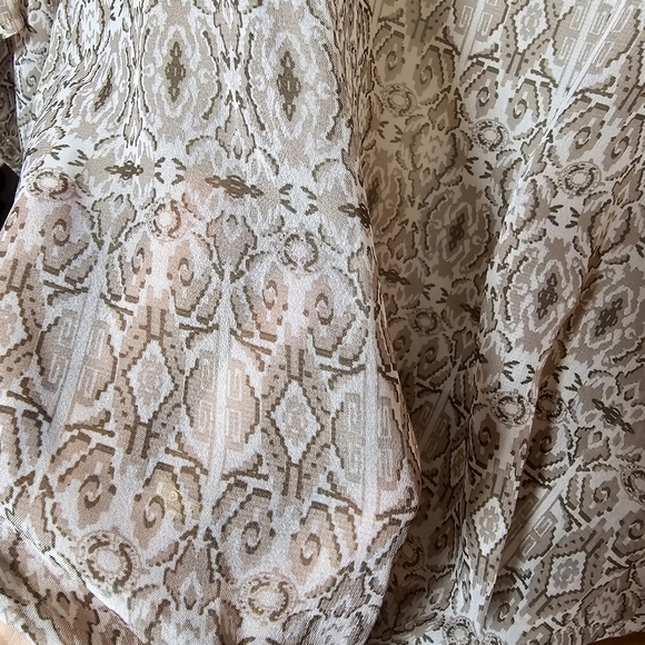 Light Cream/Beige/Taupe/Brown Bouse with front bottom tie Size 1X - Picture 6 of 10